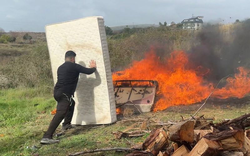 Eşyaları temiz kullanmayan personele sinirlendi, lojmandaki bütün eşyaları çıkartıp yaktı
