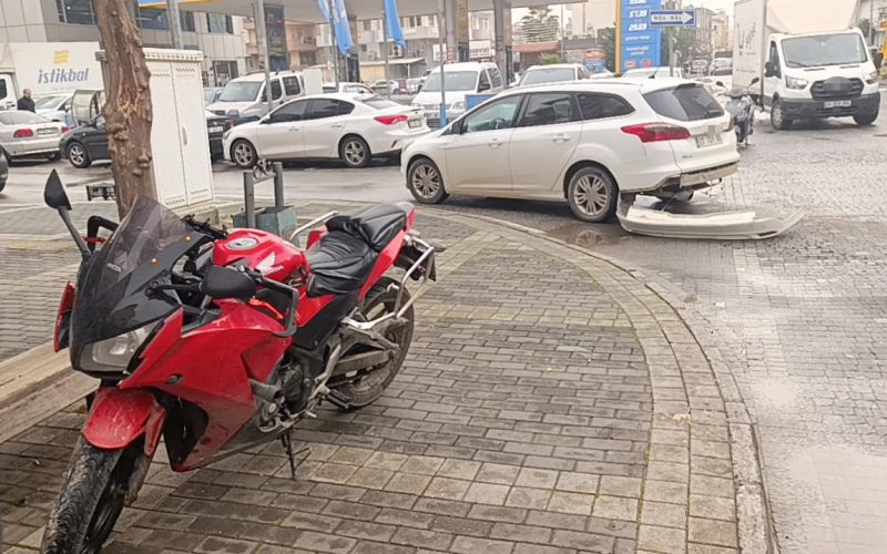 Ters yönden gelen motosikletin otomobille çarpışma anı kamerada: 1 yaralı
