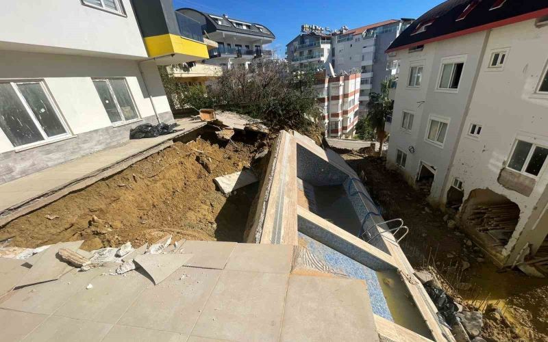 Sağanak sonrası apartman bahçesindeki havuz çöktü, 7 katlı apartman tahliye edildi
