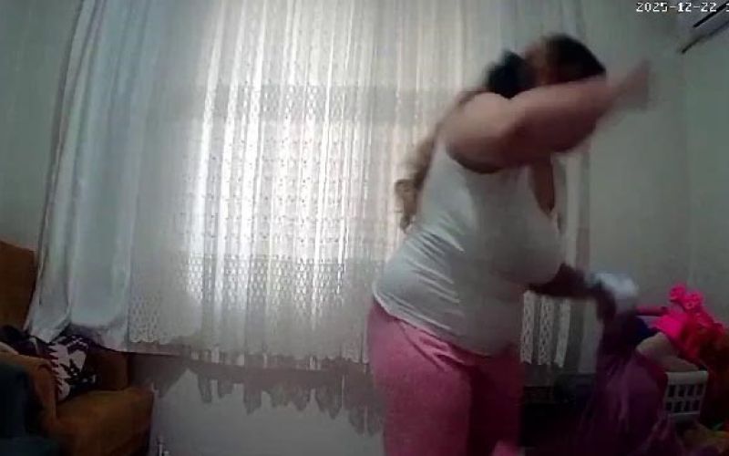 Şüphe üzerine koyduğu kameradan bebeğine şiddet çıktı
