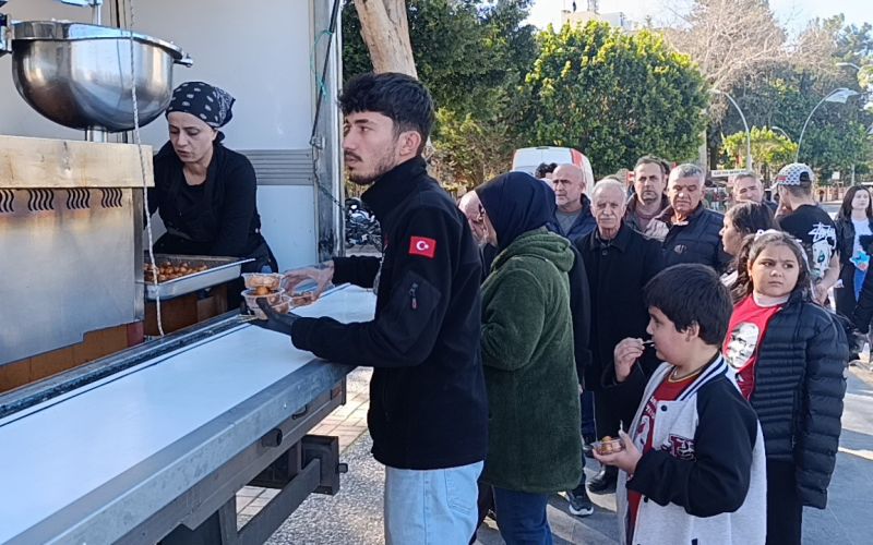 Kaskını kız arkadaşına verdiği kazada hayatını kaybeden motosiklet sürücüsü için lokma dağıtıldı
