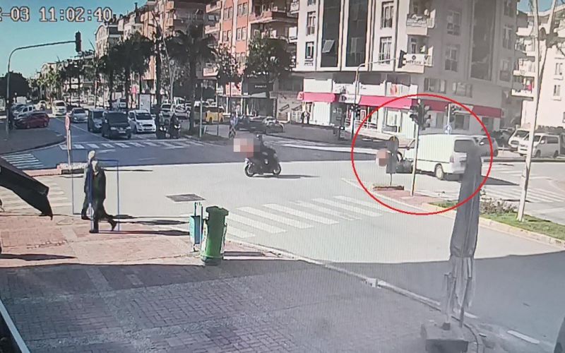 Motosikletli kamyonetin altında kalmaktan son anda kurtuldu
