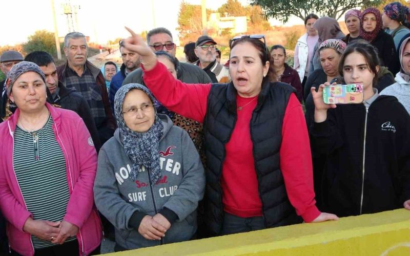 Arazi sahiplerinin mahkeme kararıyla kapattırdığı yol mahalle sakinlerini isyan ettirdi
