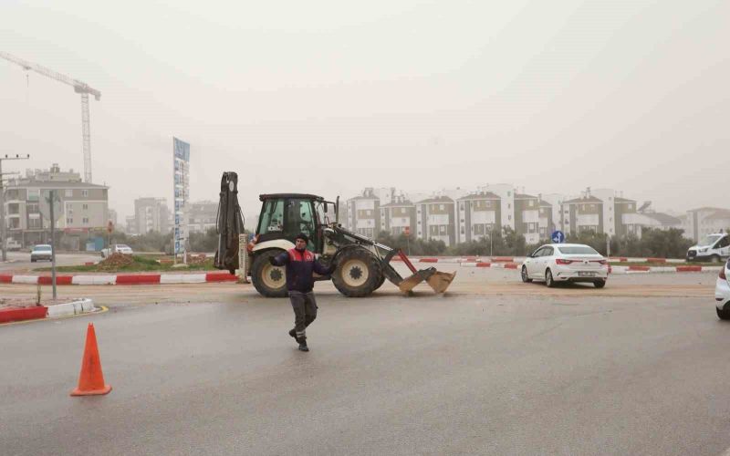 Kepez’de yağış sonrası bozulan yollara müdahale
