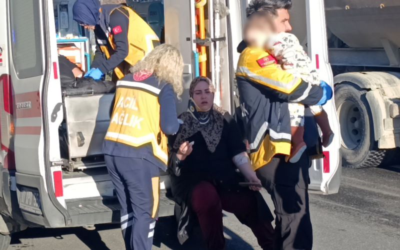 Zincirleme kazada annesi yaralanan bebek 112 görevlisinin kucağında annesini bekledi
