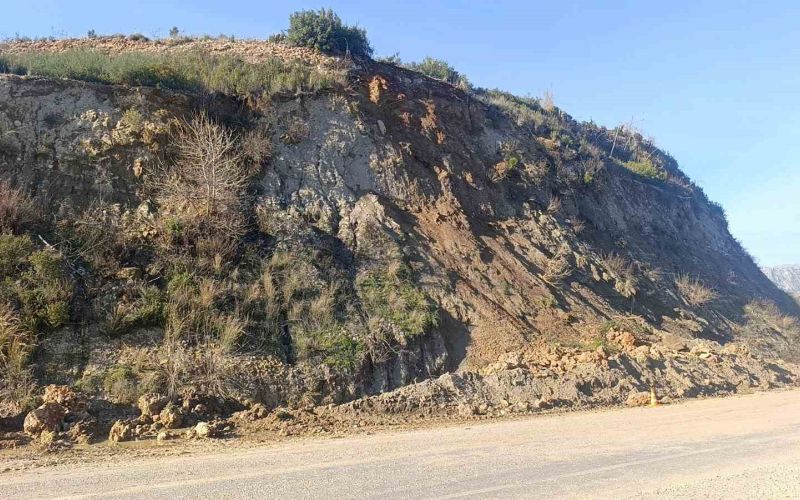 Manavgat’ta yol güvenliğini tehdit eden dev kaya parçalanıp kaldırıldı
