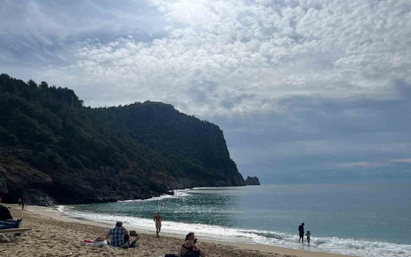 Yurt genelinde kar, Alanya’da yazdan kalma günler
