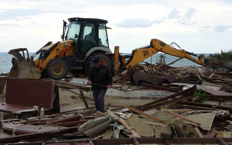 Side büyük plajda günübirlik 15 işletme yıkıldı
