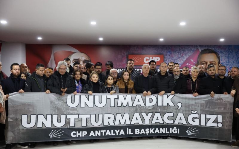 6 Şubat depremlerinin 3. yıl dönümünde hayatını kaybedenler anıldı
