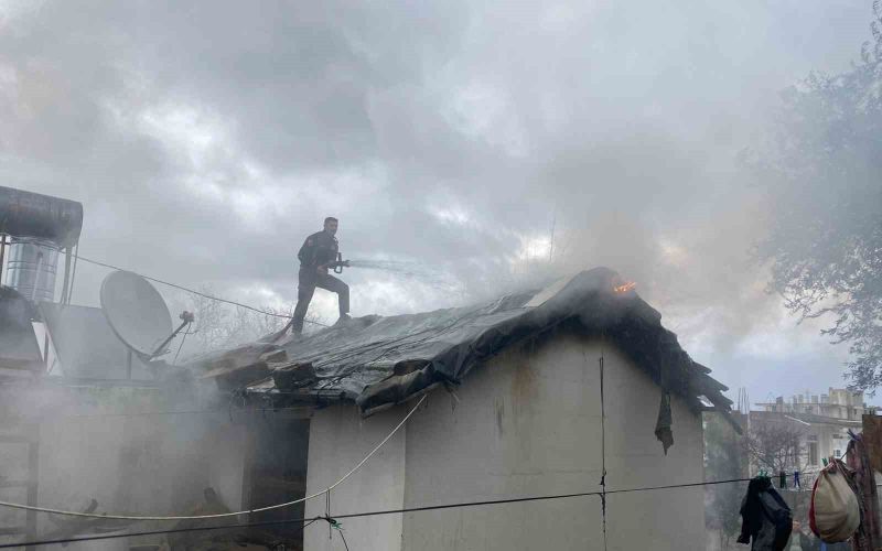 Antalya’da alev alev yanan tek katlı ev küle döndü
