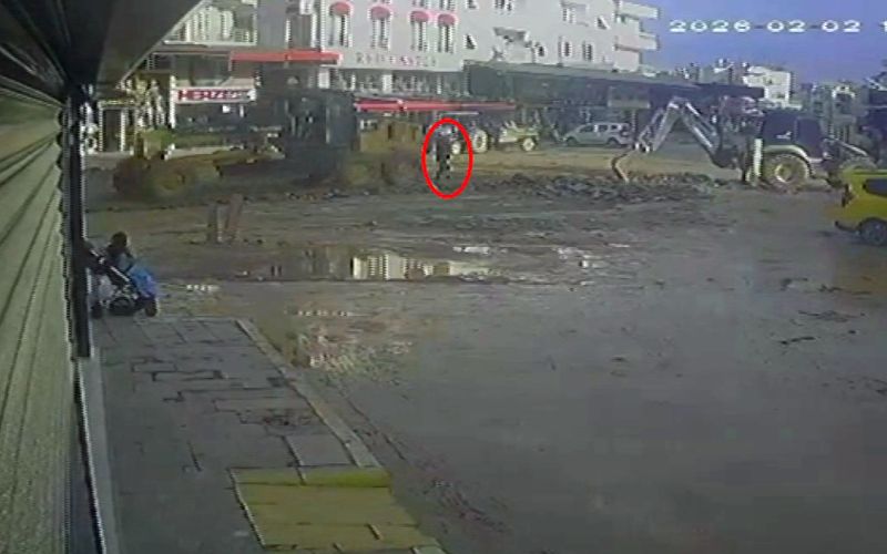 Antalya’da iş makinesinin belediye çalışanına çarpma anı kamerada
