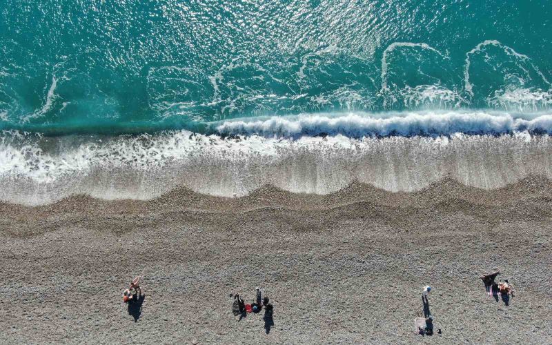 Antalya’da bir gün arayla iki mevsim: Dün sağanak ve fırtına, bugün deniz keyfi
