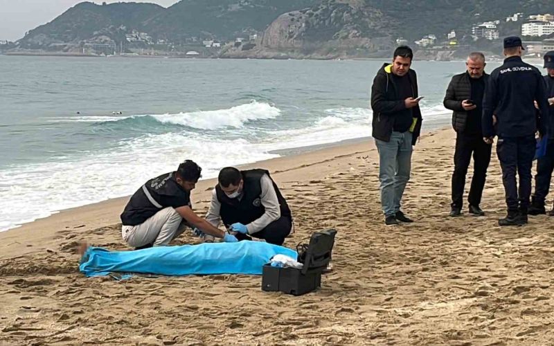 Alanya’da 2,5 ay önce sahilde bulunan ceset ihbarı yamaç paraşütü pilotu kamerasında
