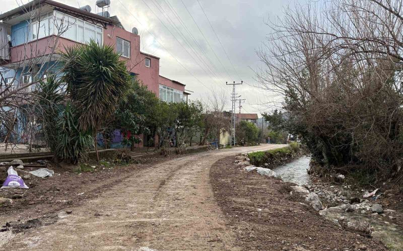 Kemer’de şiddetli yağış nedeniyle çöken yol onarıldı
