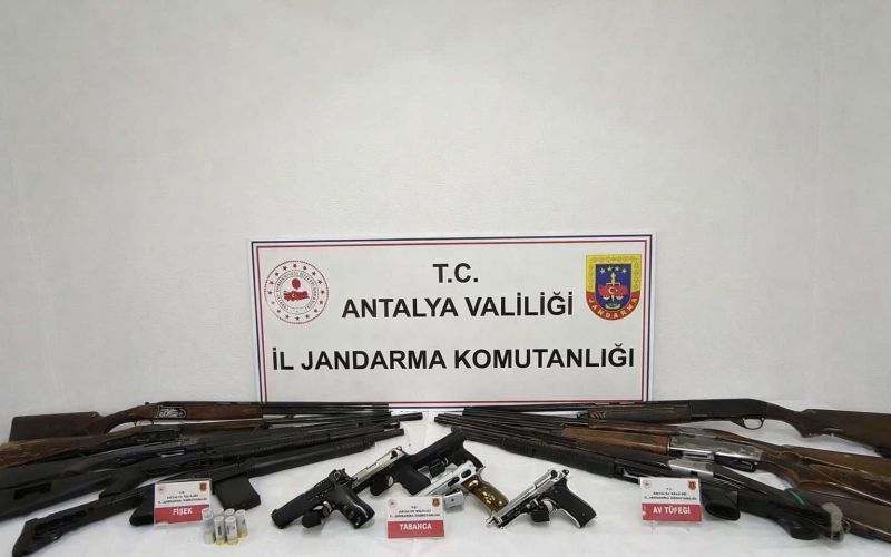 Gazipaşa’da ruhsatsız 15 silah ele geçirildi
