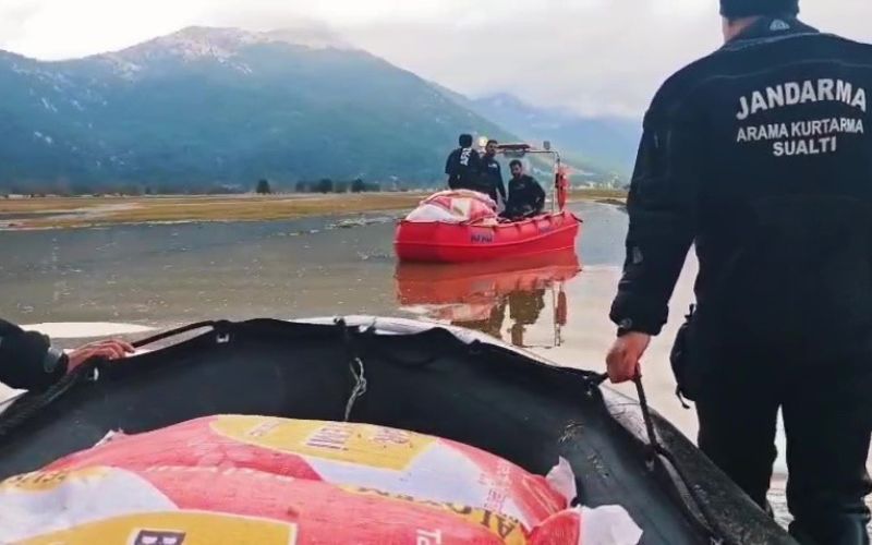 Yaylada mahsur kalan çoban ve yüzlerce hayvana botla yem ile erzak taşıdılar
