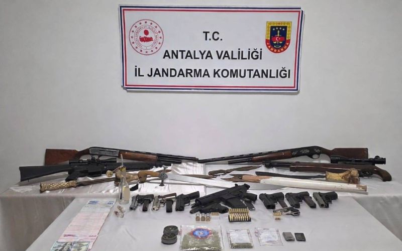 Antalya’da operasyon yapılan evde çok sayıda silah ele geçirildi
