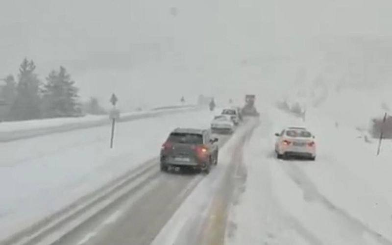 Antalya’nın bin 825 rakımlı Alacabel mevkiinde kar yağışı başladı
