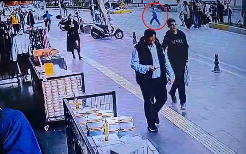 Yola fırlayan 7 yaşındaki çocuğa motosikletle çarptılar, arkalarına baka baka yollarına devam ettiler
