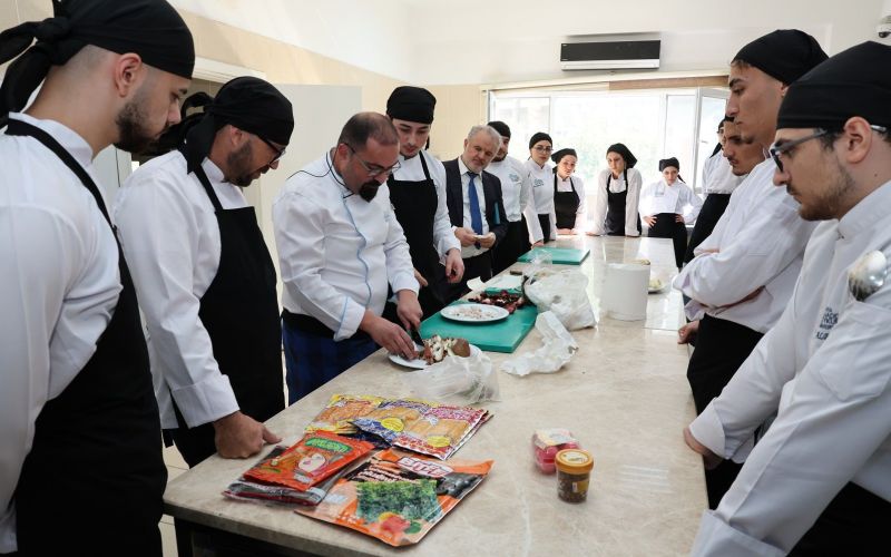 ALKÜ’lü öğrenciler Uzak Doğu mutfağını uzmanından öğreniyor
