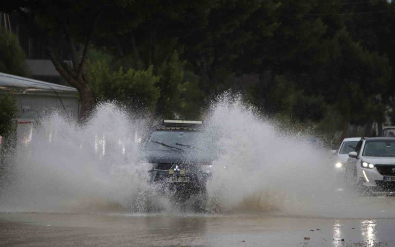 Antalya’da şiddetli yağış hayatı olumsuz etkiledi
