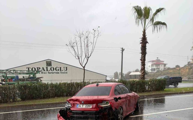 Kontrolden çıkan lüks otomobil refüje çarptı: 1 yaralı
