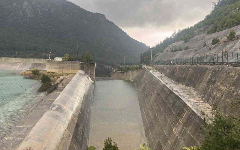 Alanya Dim Barajı’nda  su seviyesi yükseldi bölgeye yakın bazı evlerin tedbir amaçlı boşaltılması istendi
