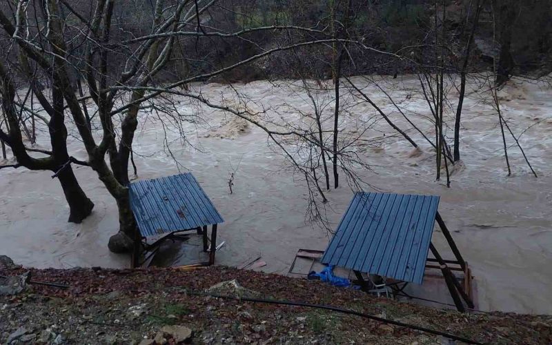 Gündoğmuş’ta sağanak, Uçansu Şelalesi’ni coşturdu
