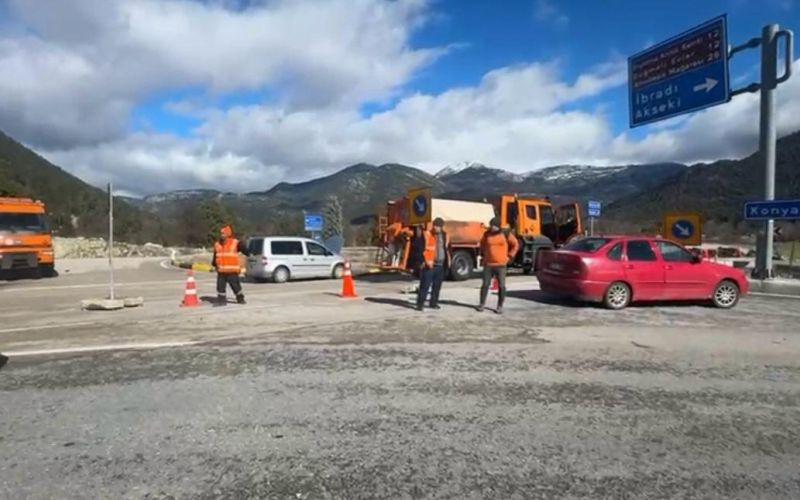 Dün yağan sağanak karayolunu göle döndürdü
