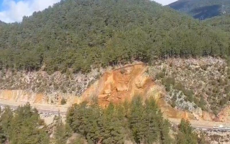Gündoğmuş’ta toprak kayması: Ulaşıma kapanan yol, tek şeritten trafiğe açıldı
