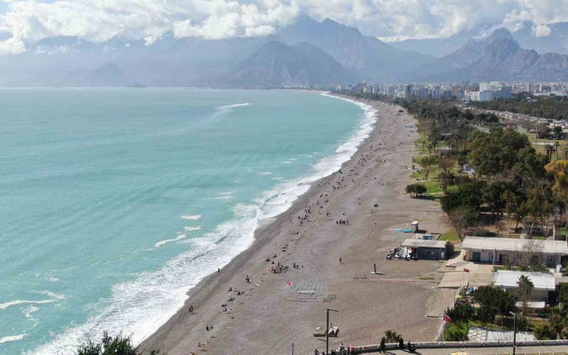 Konyaaltı Sahili’nde selin izleri arasında deniz keyfi
