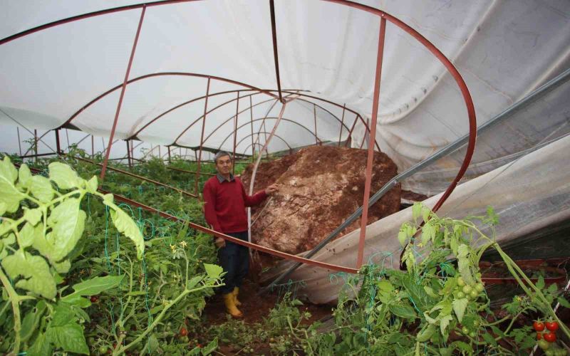 Antalya’da heyelan evlerin duvarlarını çatlattı, seralara dev kayalar düştü
