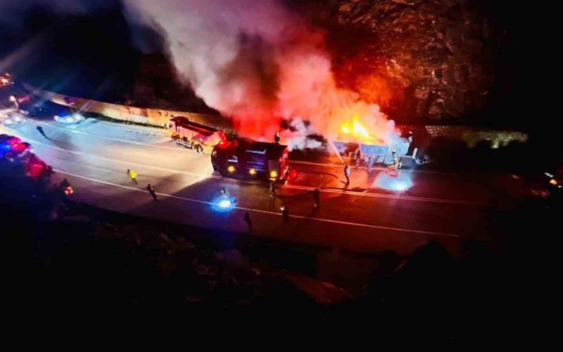 Isınan tekerlek balatalarından çıkan alevler sunta yüklü tırı yaktı
