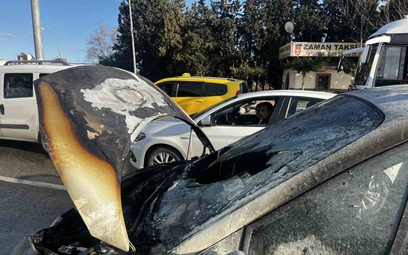 Seyir halindeki alev alan otomobil kullanılamaz hale geldi
