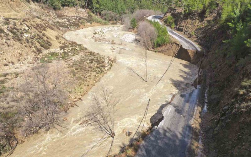 Gazipaşa’da heyelan yolu yuttu
