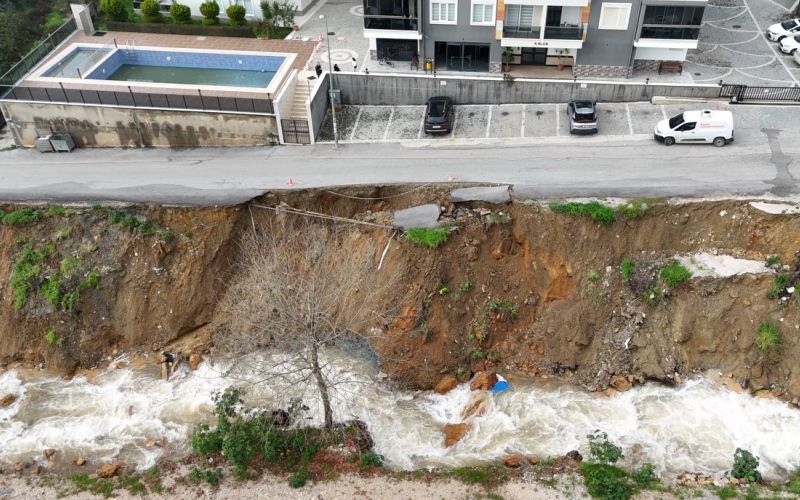 Alanya’da şiddetli yağış sonrası heyelan oluştu, yol çöktü
