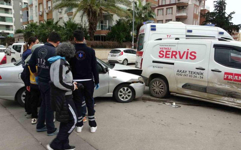Antalya’da otomobil ile hafif ticari kavşakta çarpıştı: 3 yaralı
