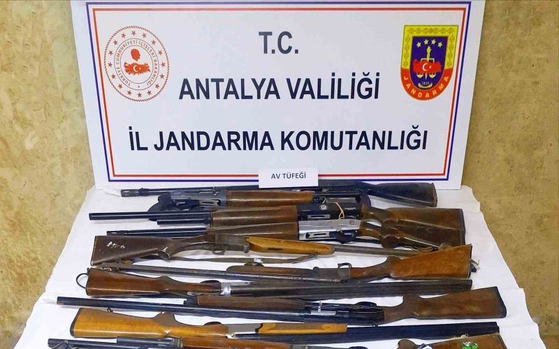 Antalya’da ruhsatsız silah operasyonu: 15 silah ele geçirildi
