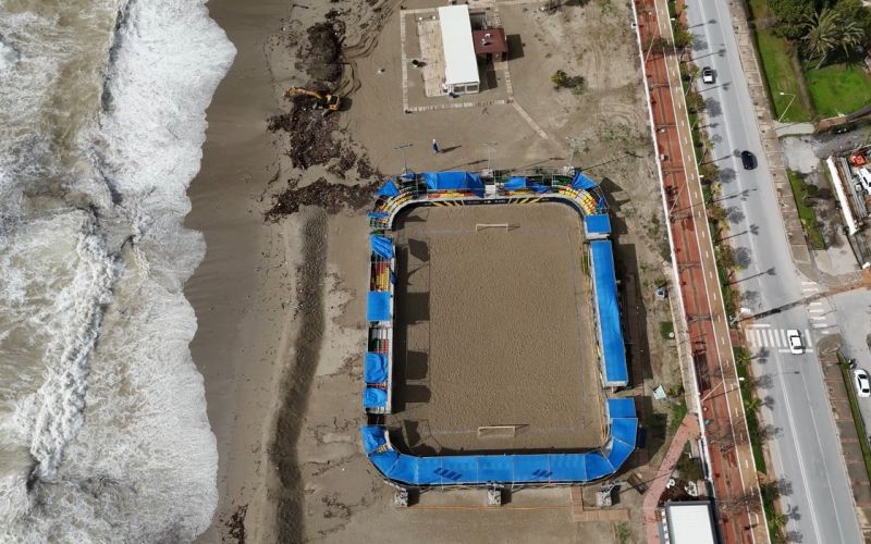 Alanya’da etkili olan fırtına sahildeki işletmede hasara yol açtı
