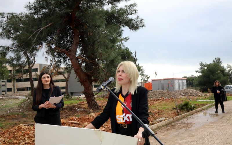 AÜ Rektörü Prof. Dr. Özkan, ağaç dikimine Galatasaray formasıyla gelip, Fenerbahçe’ye başarı diledi
