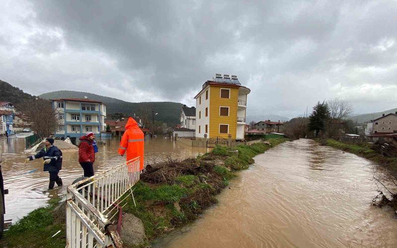 Taşkın suları tahliye ediliyor, bozulan yollar onarılıyor
