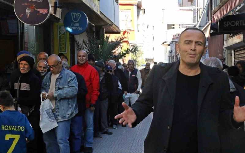 Gizli hayırseverin ücretsiz pide kuyruğu
