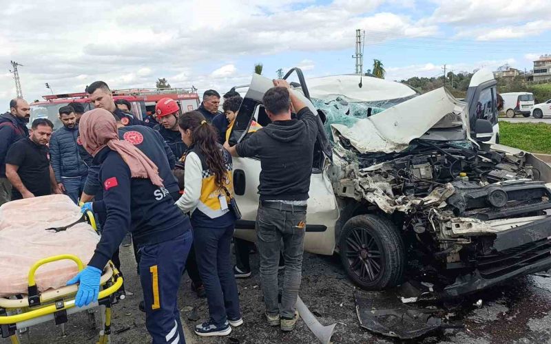 Hafif ticari aracın çarptığı midibüs devrildi: 7 yaralı
