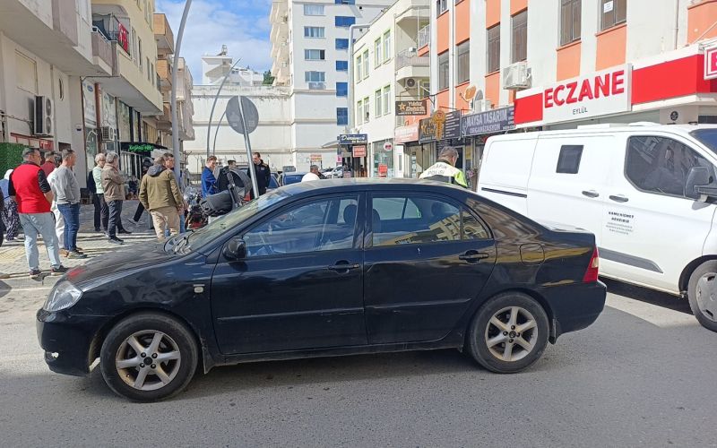 Otomobil ile çarpışan motosikletli metrelerce savruldu
