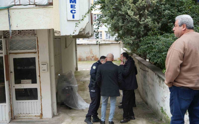 Çay içmek için geldiği dükkânın açılmasını motosikletinin üzerinde beklerken hayatını kaybetti
