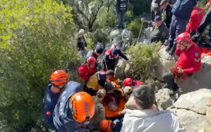 Koyunlarını otlatan yaşlı kadın düştüğü kayalıkların arasında 1 gün sonra bulundu
