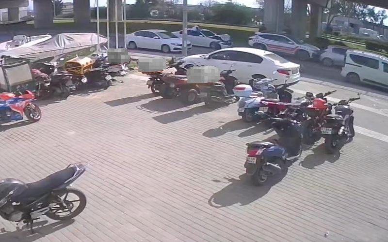 Yayalara yol veren otomobile motosikletle arkadan çarptı: 1 yaralı
