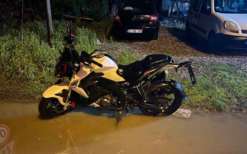 Köpeğe çarpmamak için manevra yapan motosikletin sürücüsü savrularak yaralandı
