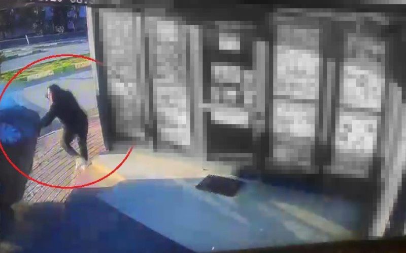 Oturduğu yerde aracın altında kalmaktan saniyelerle ile kurtuldu, o anlar güvenlik kamerasına yansıdı
