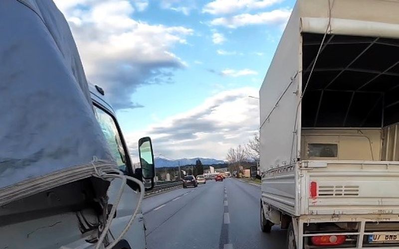 Kamyonetten sarkan ipe dolanan motosikletli ölümle burun buruna geldi
